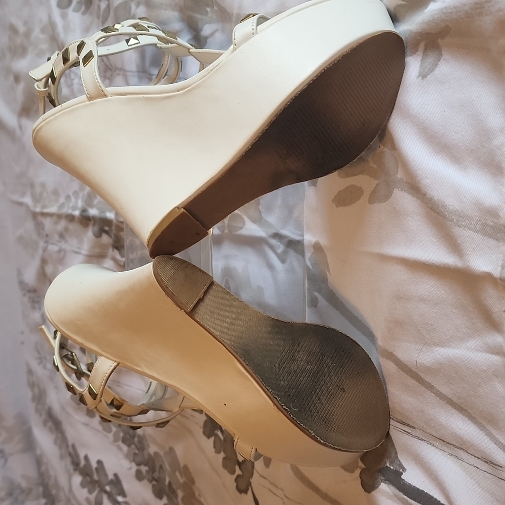 Shoes - Picture 3 of 4
